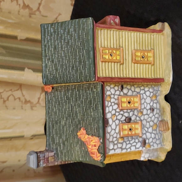 5.25 Porcelain house - Picture 3 of 6